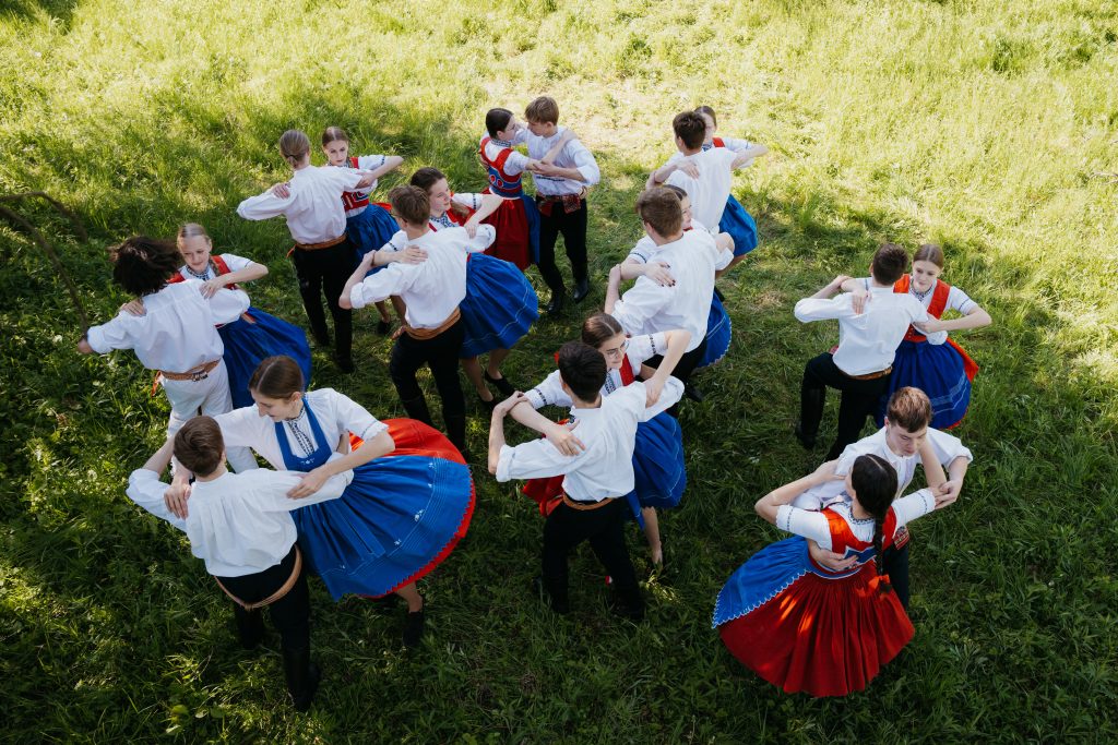 Tancující členové Přípravky Slováckého souboru Kyjov